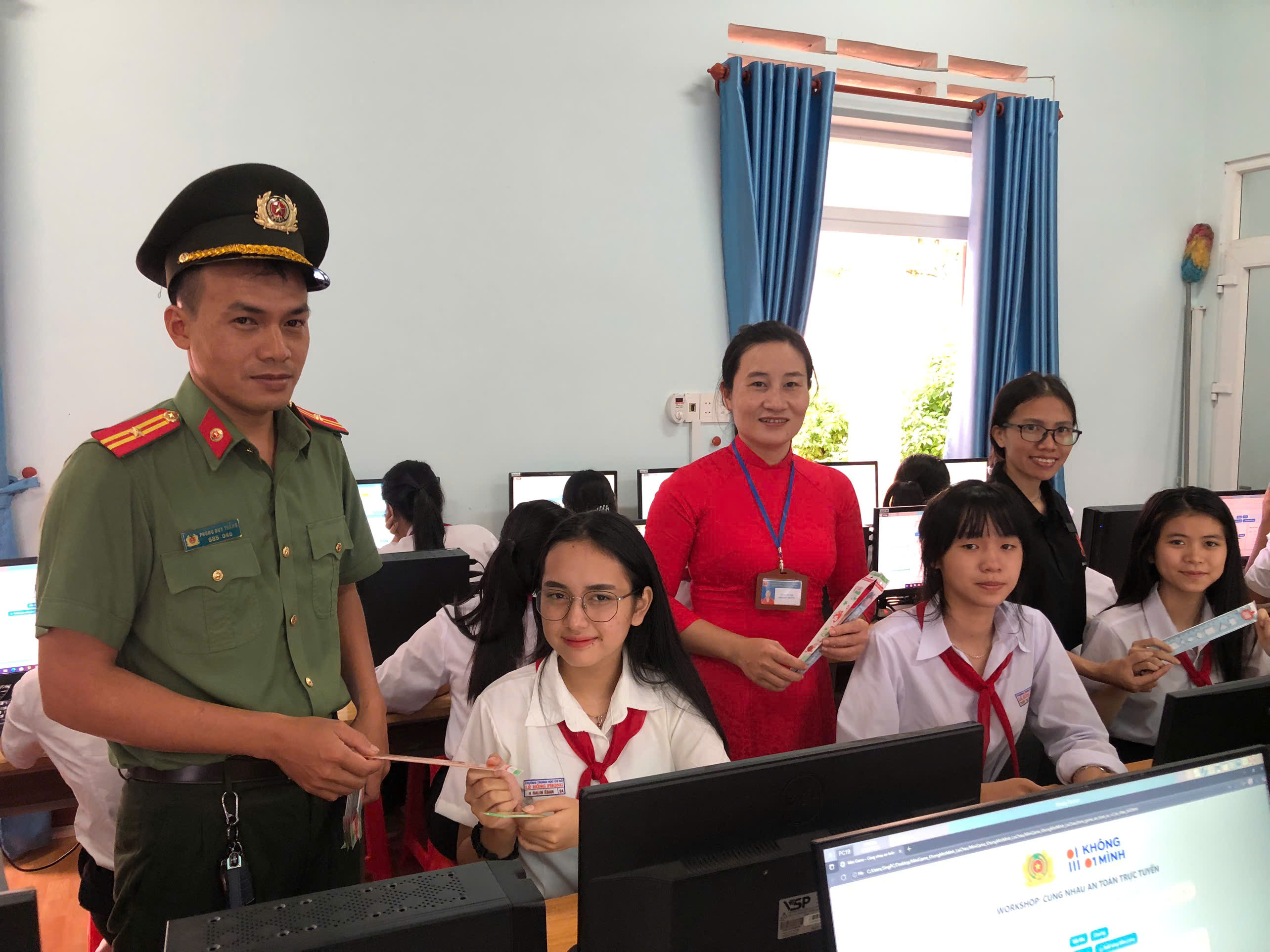 trao thưởng cho các em hoc sinh